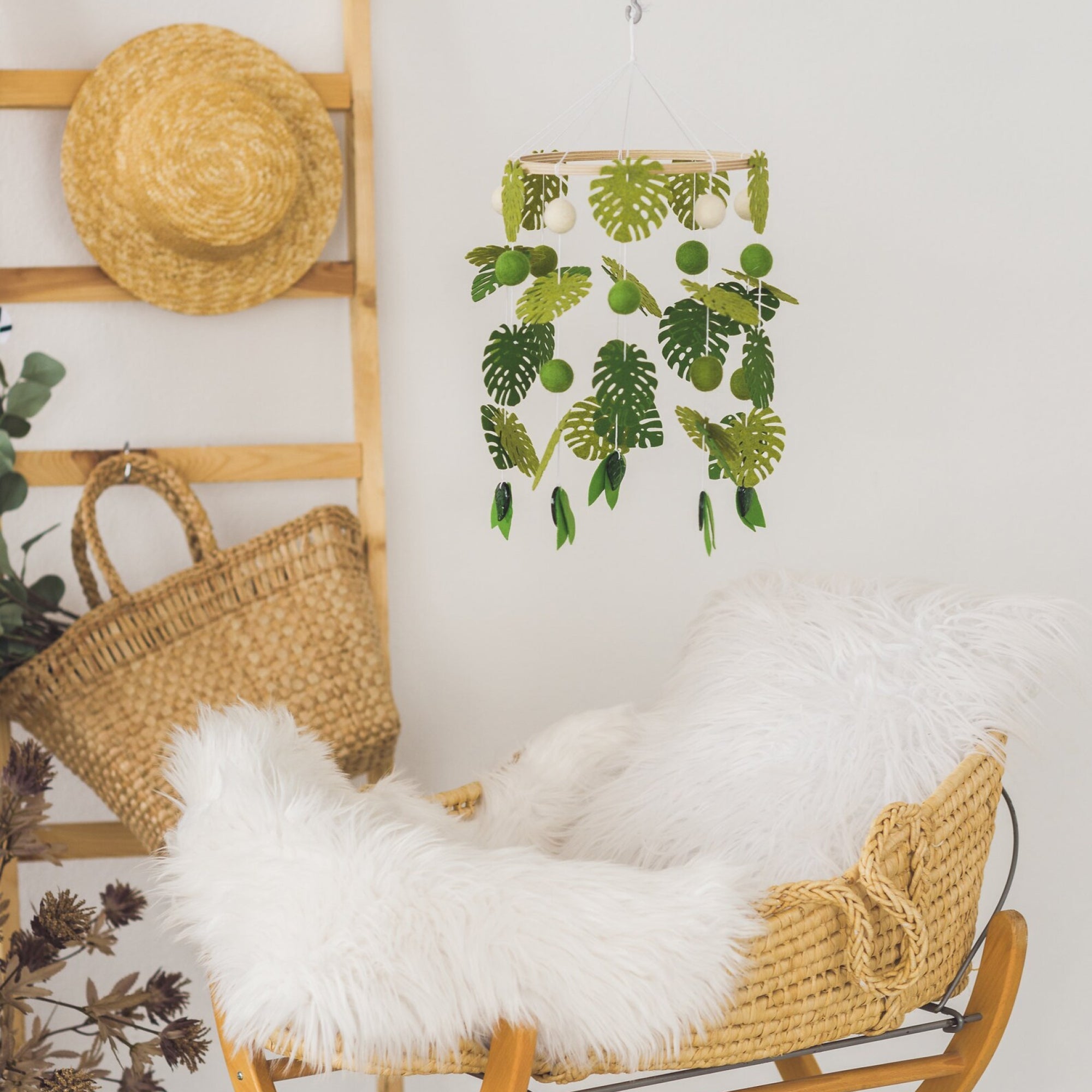 Felt baby mobile with monstera leafs for nursery decor or baby shower gift.