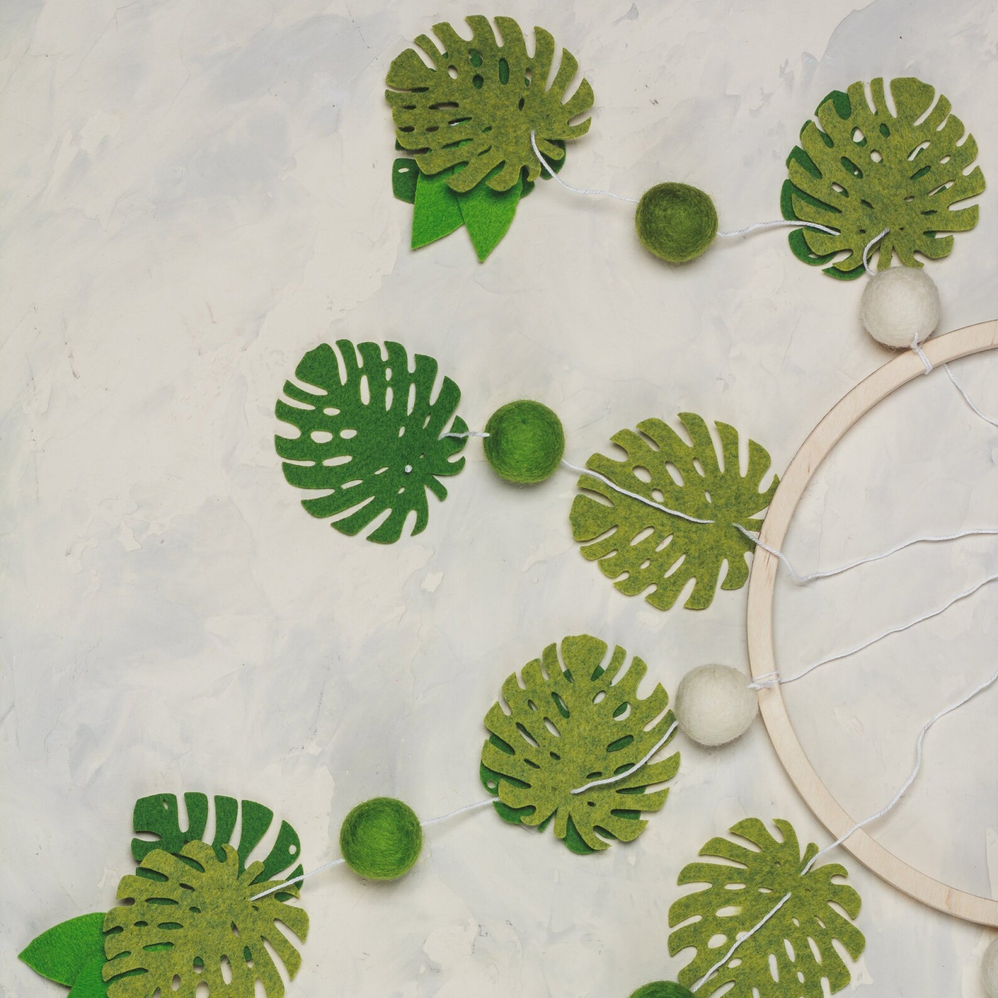 Felt baby mobile with monstera leafs for nursery decor or baby shower gift.
